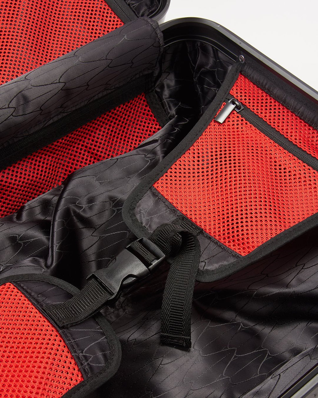 SHARKITECTURE MOLDED 29? FULL-SIZE LUGGAGE