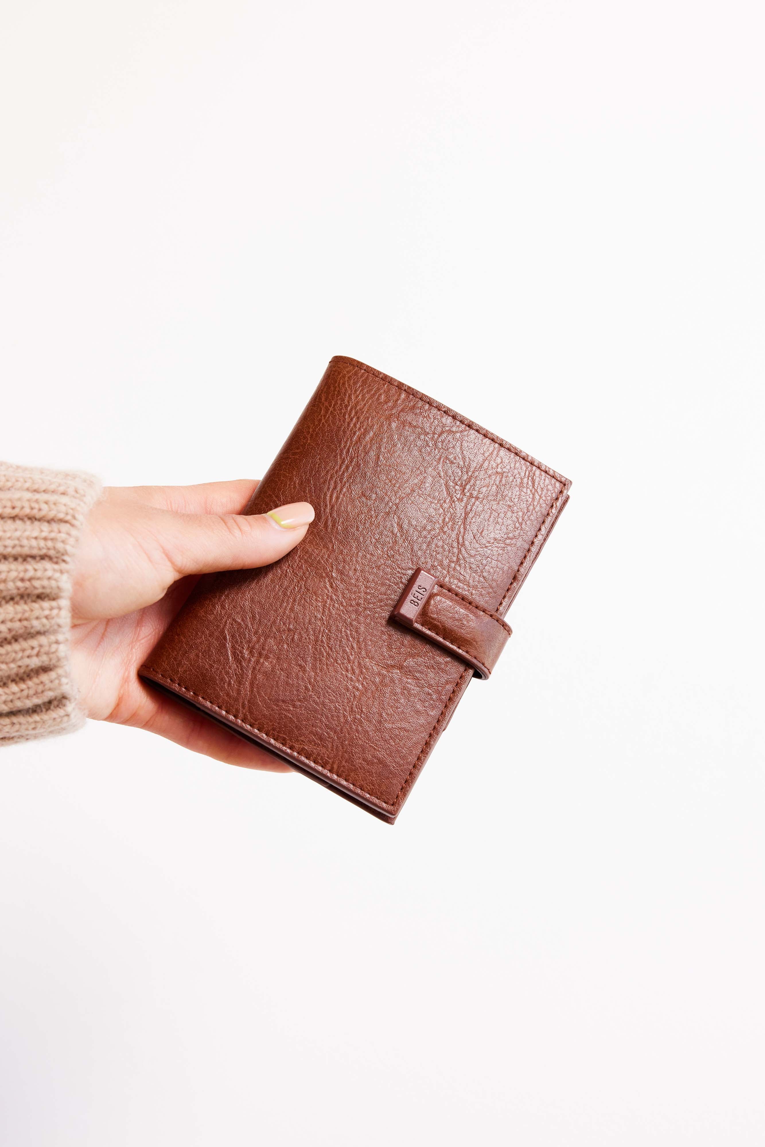 Resale The Passport & Luggage Tag Set in Maple